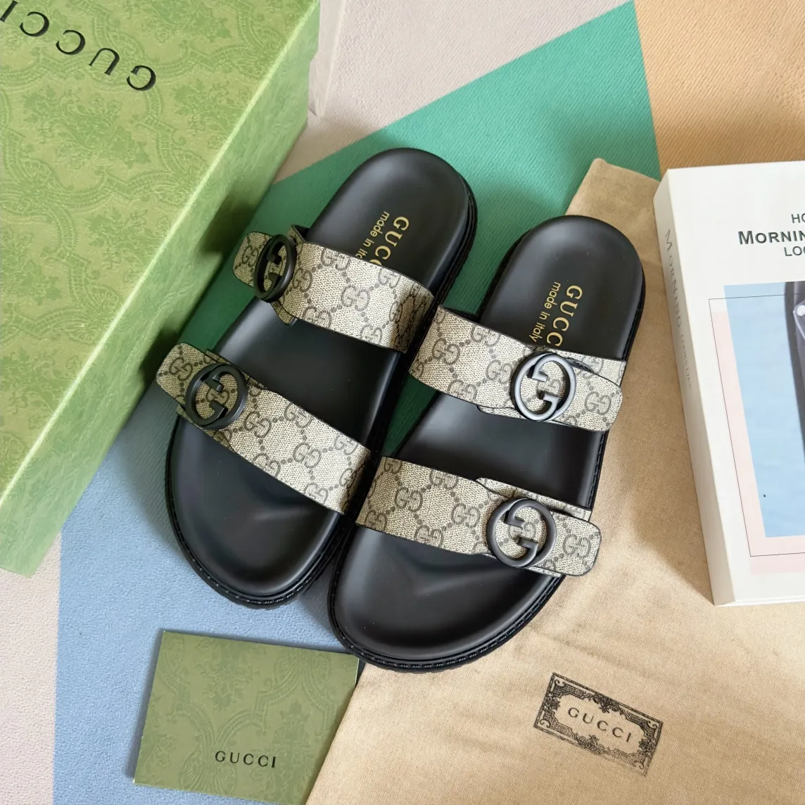 [G Home] Men's Men's Shoes💰:300💰Size:38-45 GUCC Gucci Original Order Quality 🆕2024Gucci Gucci Summer New Style Double G Presbyopia Flip-flops Cross Sandals Thick Sole Slippers Beach Shoes Original Purchase and Development Production G family's 2024 new summer dark horse items, fashion bloggers at home and abroad have put on the show, and it has become popular on social platforms at home and abroad. Fashionistas must pay for it, and they spend a lot of money to create ingenious craftsmanship and accurately restore every detail. Exquisite packaging at the delivery counter🛍📦 ▪️ Fabric: Original imported double G presbyopic leather ▪️ Lining: Original imported leather ▪️ Sole: Original open molded T men's shoes 💰U outsole ▪️ Bottom thickness: 3CM